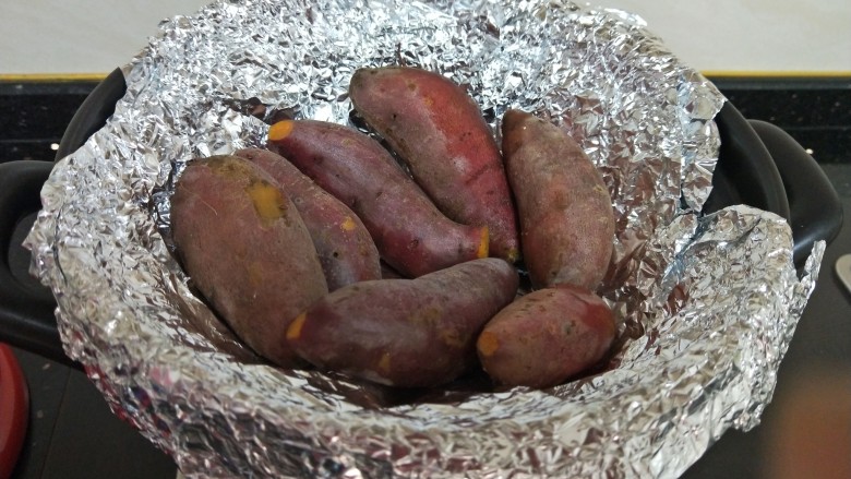 砂锅烤红薯,烤制过程中，每隔10分钟将红薯翻面一次，让红薯受热均匀，同时把红薯周围的水分擦干。