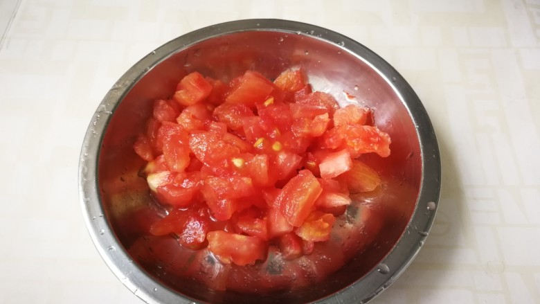 番茄炒西葫芦,切成丁