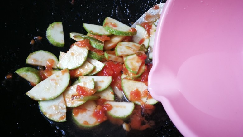 番茄炒西葫芦,放入一勺热水，盖上锅盖焖一分钟