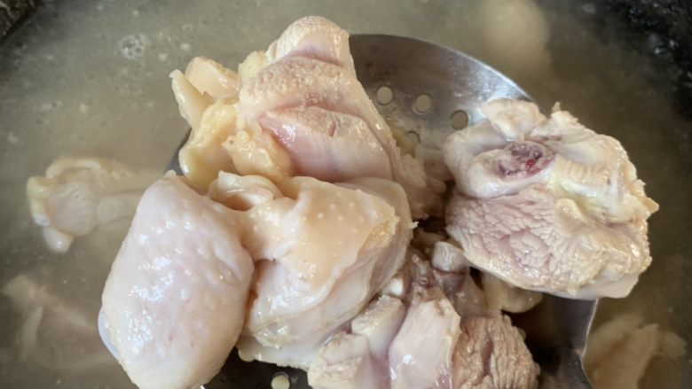 东北菜之小鸡炖蘑菇土豆,凉水