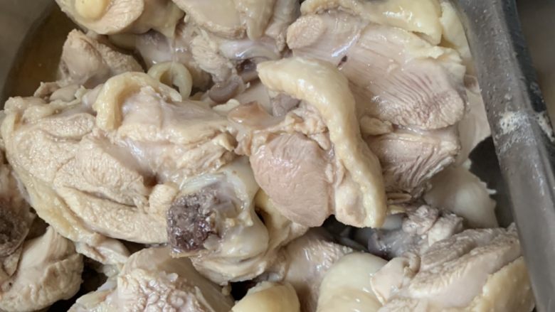 东北菜之小鸡炖蘑菇土豆,捞出