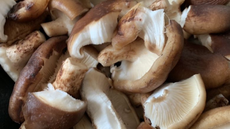 东北菜之小鸡炖蘑菇土豆,放香菇