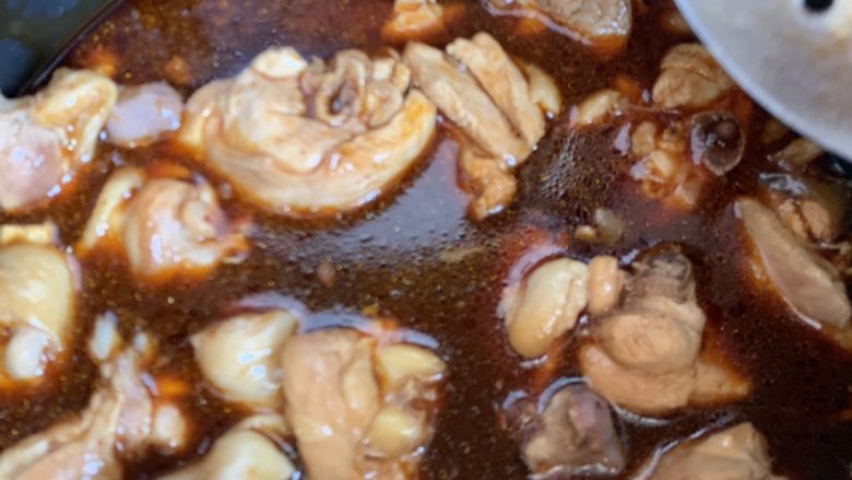 东北菜之小鸡炖蘑菇土豆,放所有调料