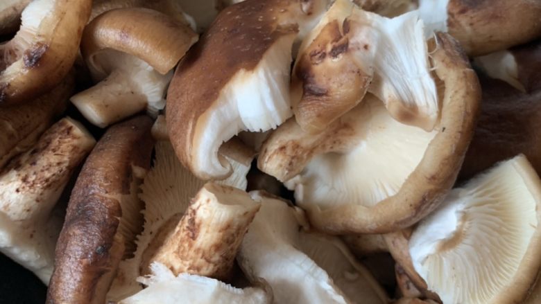 东北菜之小鸡炖蘑菇土豆,洗