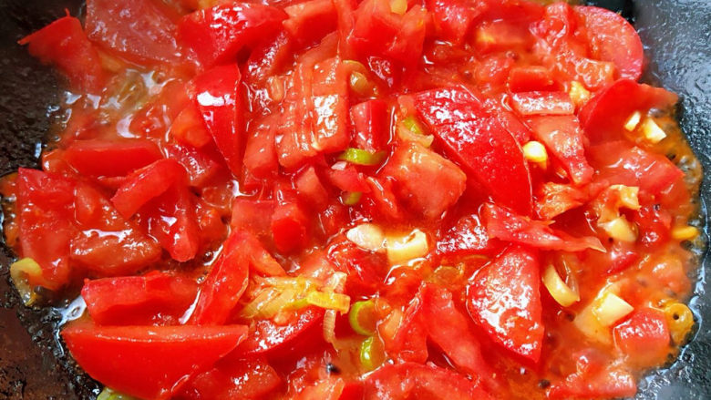 番茄炒西葫芦,放入番茄炒出嫩嫩的汤汁