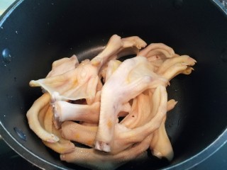卤香辣鸭爪,然后将鸭爪重新放入干净的锅中