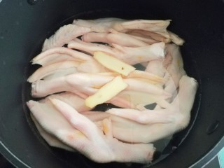 卤香辣鸭爪,准备一个锅，放入一斤鸭爪，放没过鸭爪的水，加姜片煮开，焯一下水