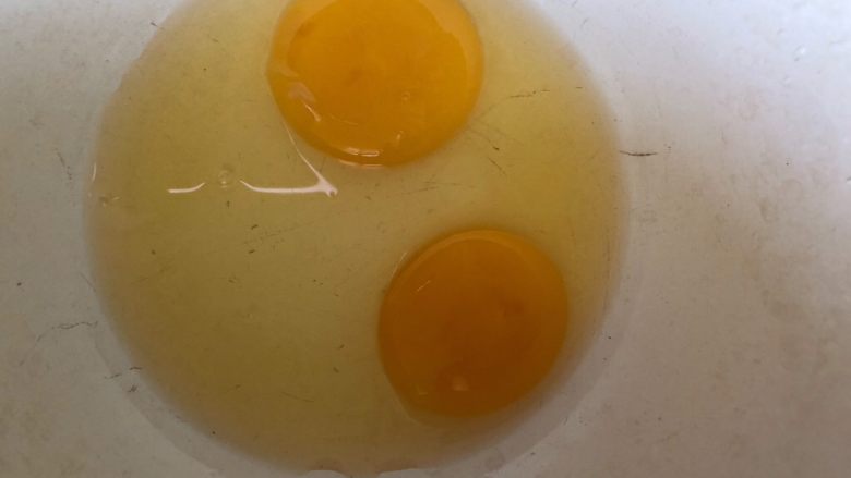 炸香椿鱼,两个鸡蛋打入盆里