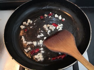 西葫芦炒木耳,把蒜沫和小米辣，爆香