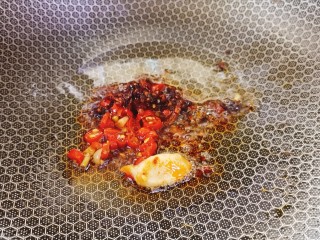 干煸芸豆,加入蒜蓉辣椒，姜片，老干妈酱爆香
