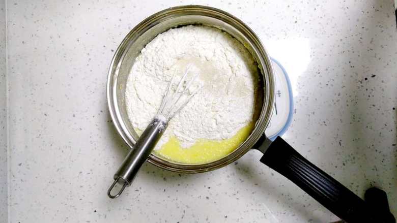 一学就会的快手早餐之华夫饼,用筛子筛入面粉和酵母，拌匀后加入盐搅拌。