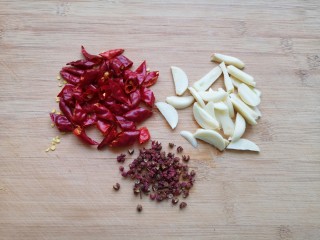 干煸芸豆,大蒜切成蒜片，干红辣椒切成小段，准备好花椒。