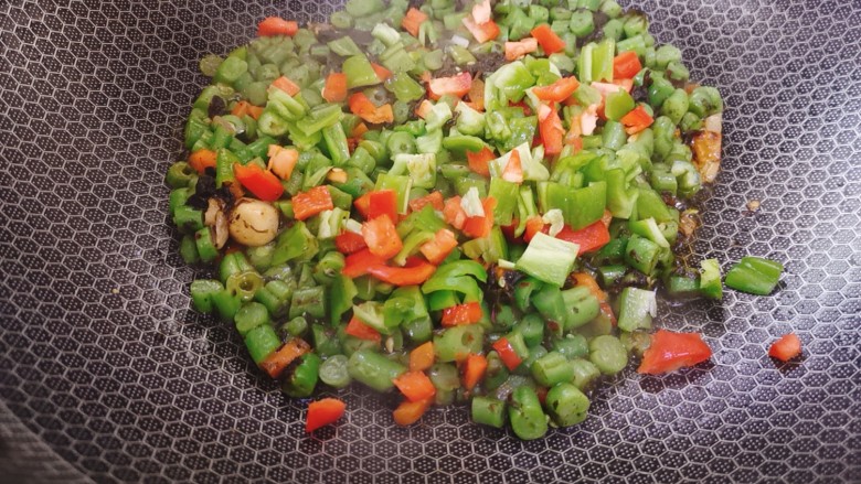 橄榄菜炒四季豆,最后加青红椒末关火出锅