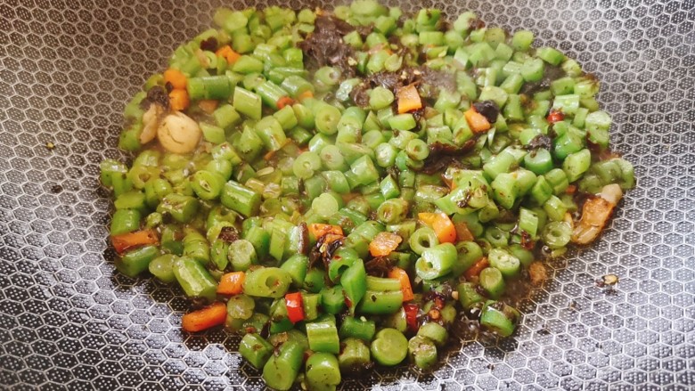 橄榄菜炒四季豆,大火翻炒均匀入味