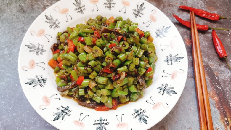 橄榄菜炒四季豆,美味又下饭的橄榄菜炒四季豆做好了，配上一碗米饭，完美。