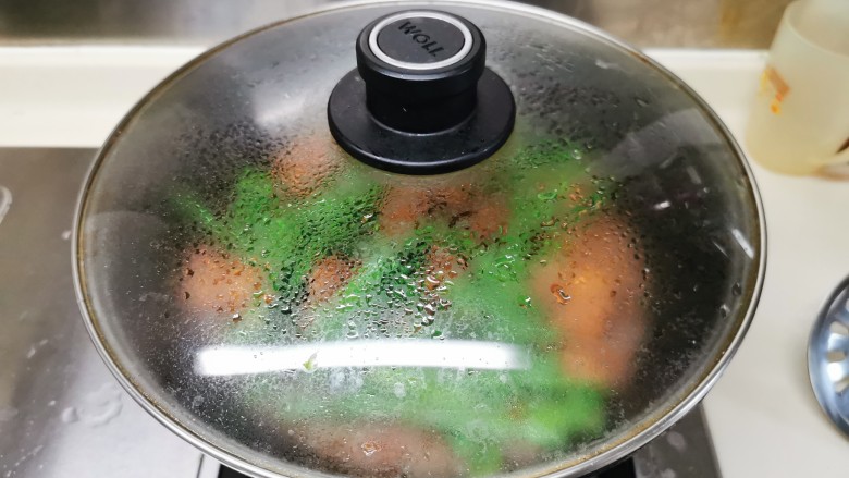 四季豆烧排骨,再盖上烧煮3-5分钟。