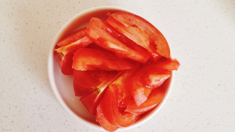 番茄炒西葫芦,番茄切块备用