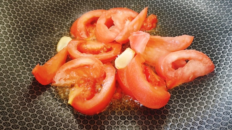 番茄炒西葫芦,加入番茄