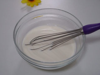 超软糯、超快手的网红牛奶麻薯,再倒入纯牛奶，再用筷子或蛋抽搅拌均匀。