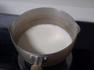 超软糯、超快手的网红牛奶麻薯,将搅拌好的牛奶倒入锅中。