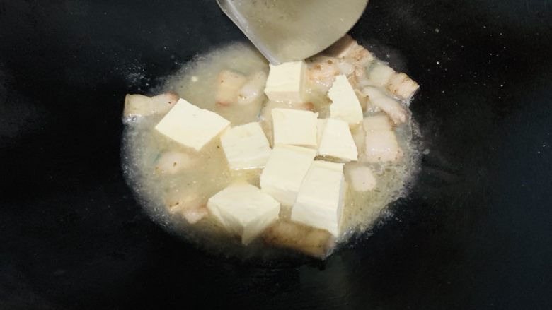 猪肉炒豆腐,水开后加入豆腐。