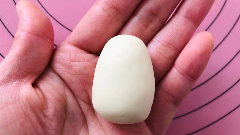 大白馒头,开始做大白的身子，把面团揉光滑后，把它搓成类似鸡蛋的形状，长度为0.4cm。