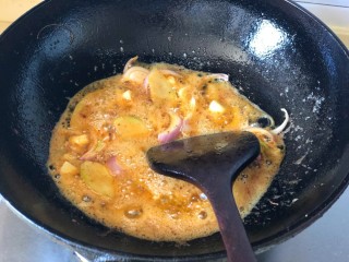 明虾鸡爪煲,锅里炸过虾的油，直接放洋葱，生姜，大蒜煸香