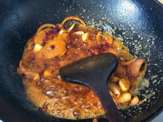 明虾鸡爪煲,小火，2勺豆瓣酱炒出红油，喜欢吃辣一点的可以加几个小米椒