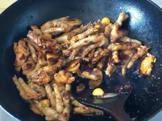 明虾鸡爪煲,再加入生抽，老抽，耗油，料酒，胡椒粉，干辣椒，花椒