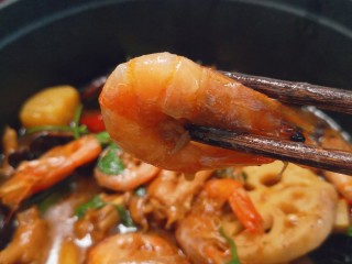 明虾鸡爪煲,炸过后的虾皮酥脆，肉鲜美
