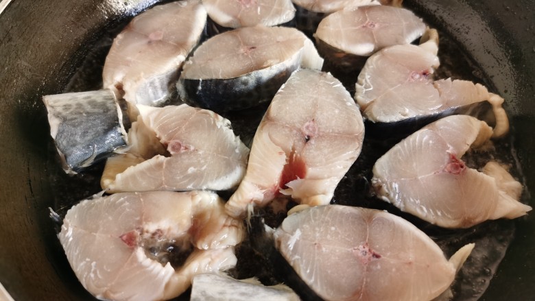 酱焖鲅鱼,平底锅烧热放油，放入鲅鱼块煎制。