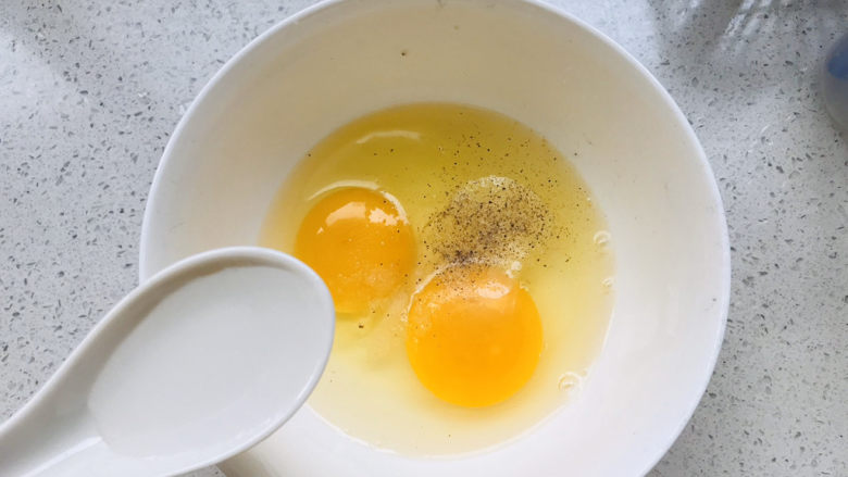 黄瓜木耳炒鸡蛋,加两瓷勺清水，用筷子充分打散搅匀备用；