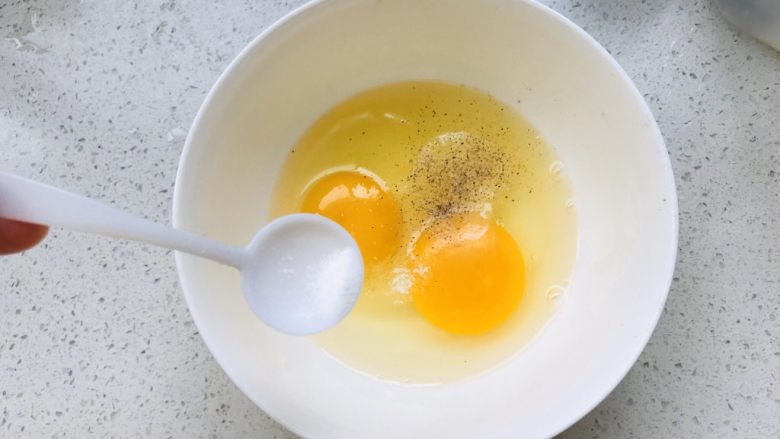 黄瓜木耳炒鸡蛋,再加适量的盐；