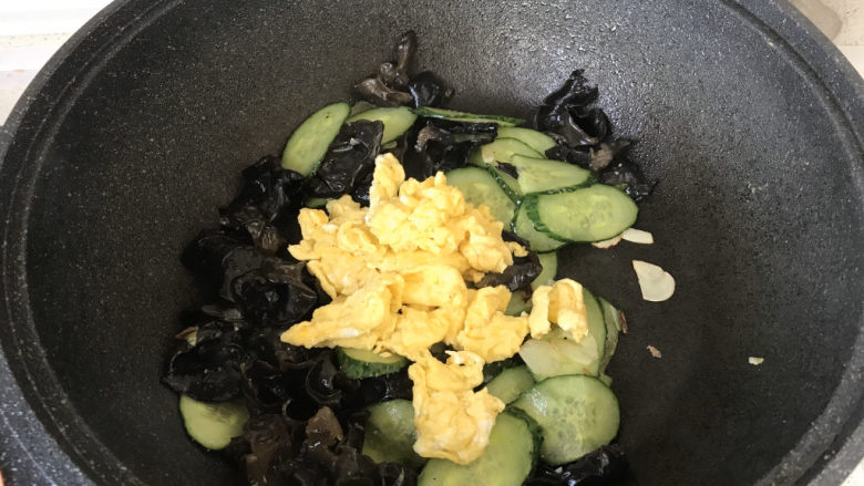 黄瓜木耳炒鸡蛋,倒入炒好的嫩蛋；