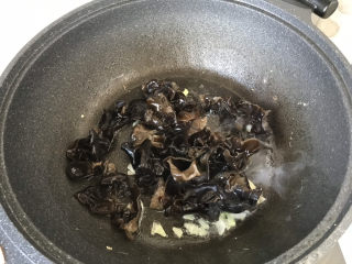 黄瓜木耳炒鸡蛋,放入黑木耳，炒至木耳在锅中发出连续叭叭声；