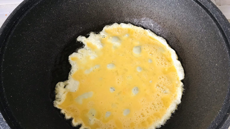黄瓜木耳炒鸡蛋,起锅烧油，倒入蛋液；