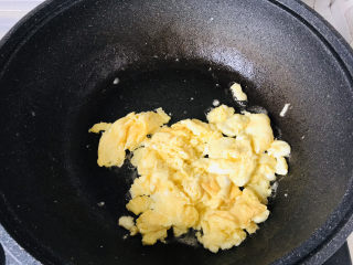 黄瓜木耳炒鸡蛋,滑炒鸡蛋，盛出备用；