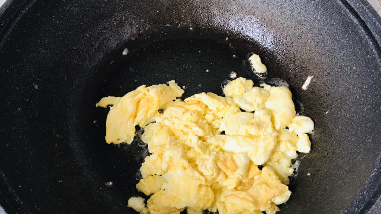 黄瓜木耳炒鸡蛋,滑炒鸡蛋，盛出备用；