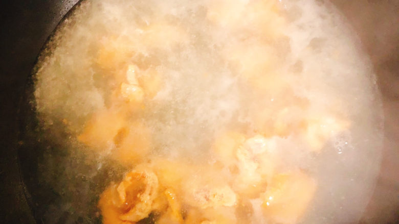 山药肉片汤,锅中烧水，待水沸后转中火，放入腌好的肉片搅散，注意避免粘连。