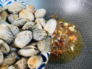 麻辣花蛤,倒入洗净的花蛤