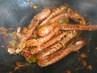 香辣皮皮虾,翻炒，把水耗干，皮皮虾炒熟，关火