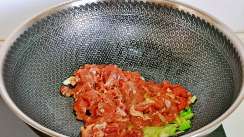 山药炒肉片,加入腌制好的牛肉煸炒。