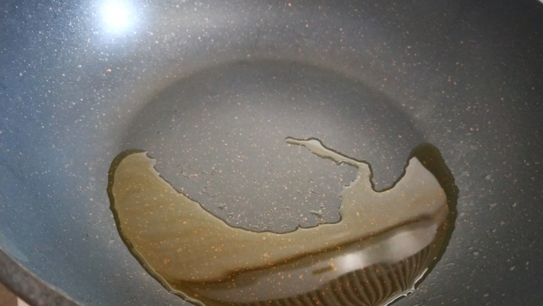 葱油蚕豆,锅中倒入适量油烧热。