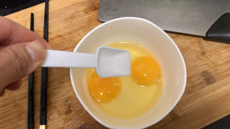 黄瓜木耳炒鸡蛋➕鹊声穿树喜新晴,鸡蛋打入碗中，加一点食盐