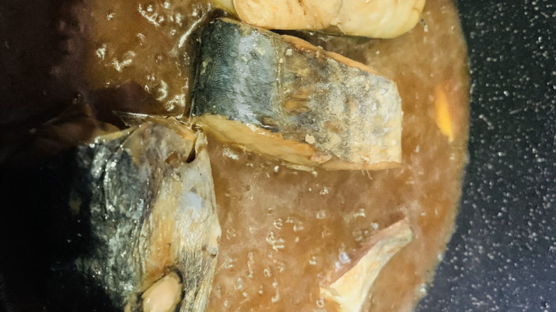 酱焖鲅鱼,盖上锅盖焖煮15分钟；