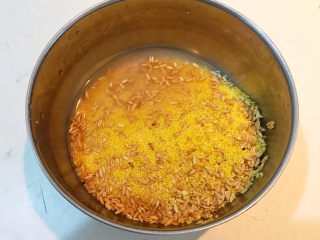 小米海参粥,把两种米混合在一起，淘洗干净