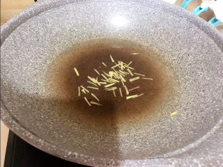 小米海参粥,锅里加入冷水，加入姜丝，水开后煮5分钟