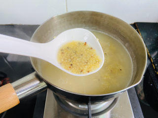 小米海参粥,转中小火煮二十分钟，期间用汤勺搅拌数次，防止粘锅底