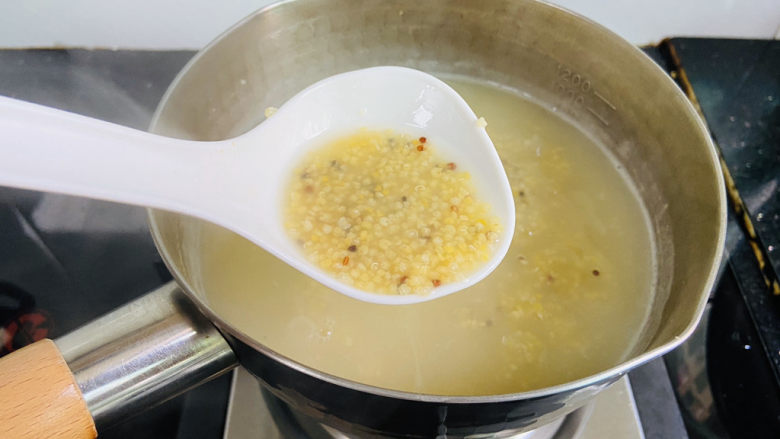 小米海参粥,转中小火煮二十分钟，期间用汤勺搅拌数次，防止粘锅底