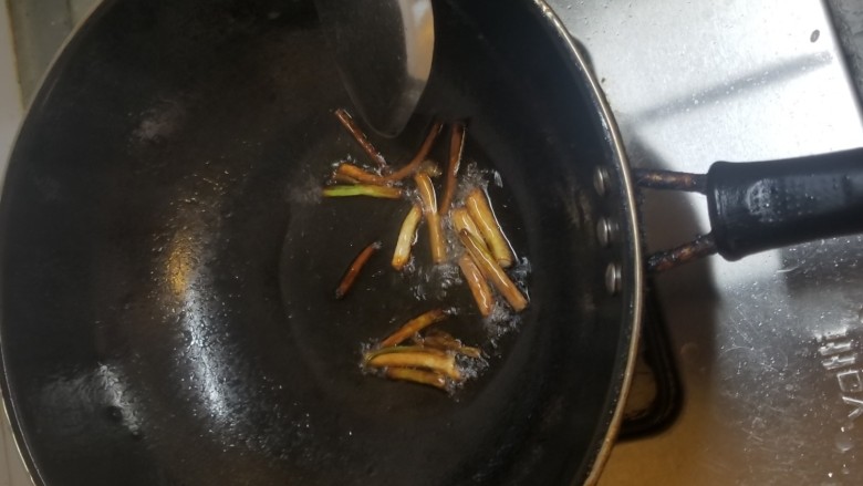 葱油蚕豆,煎黄后